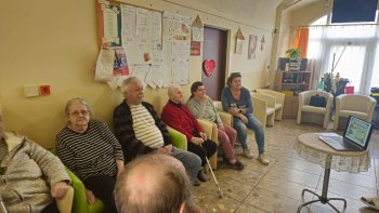 Generácie sa spájajú – žiaci učia seniorov