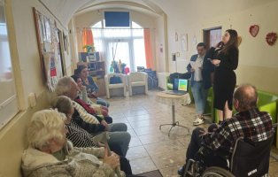 Generácie sa spájajú – žiaci učia seniorov