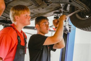 Autoopravár – mechanik / autoopravárka - mechanička